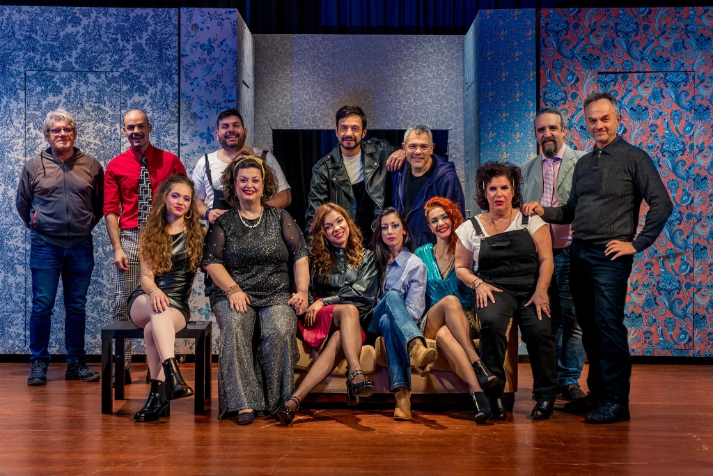 Υπέροχη πρεμιέρα από την Ομάδα Θεάτρου ΠΡΟΣΚΗΝΙΟ στον Απόλλωνα με την θεότρελη κωμωδία του Μάικλ Φρέυν σε διασκευή-σκηνοθεσία Αλέξανδρου Κοέν