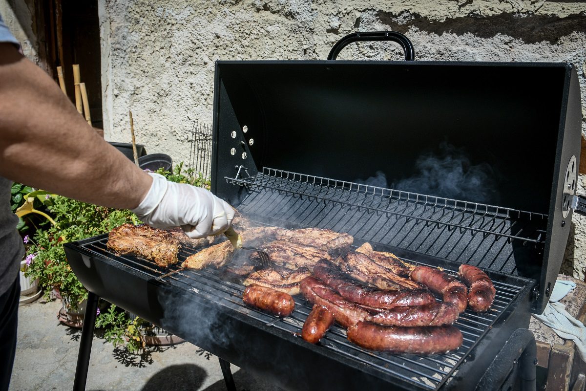 Τέλος στο υπαίθριο ψήσιμο στα πανηγύρια – Μόνο με catering οι εκδηλώσεις