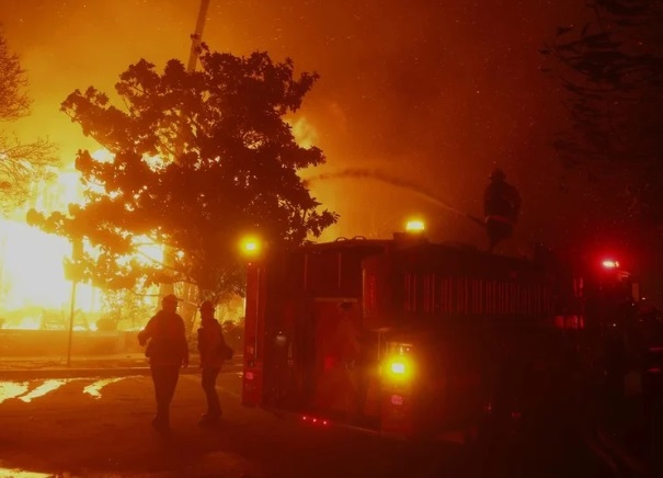 Τι είναι το «υδροκλιματικό μαστίγωμα» – Το φαινόμενο που φαίνεται να έπαιξε ρόλο στις φωτιές του Λος Άντζελες