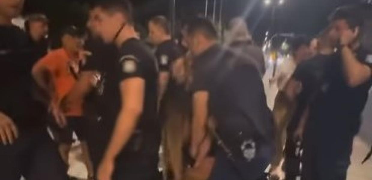 Σύνταγμα / Αστυνομικός κλώτσησε στο πρόσωπο πεσμένο διαδηλωτή με καταγωγή από την Ηλεία