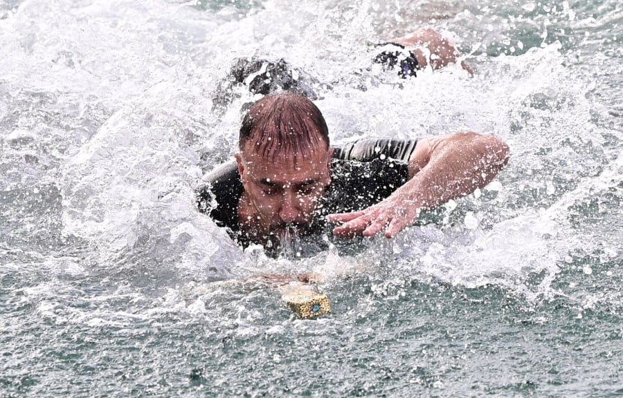 Θεοφάνεια: Γιατί πετάμε Σταυρό στη θάλασσα