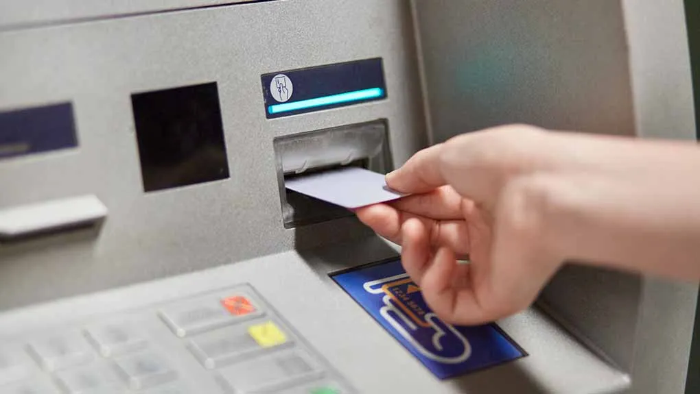 Τα νέα δεδομένα για τις τραπεζικές προμήθειες: Τι ισχύει για τις χρεώσεις