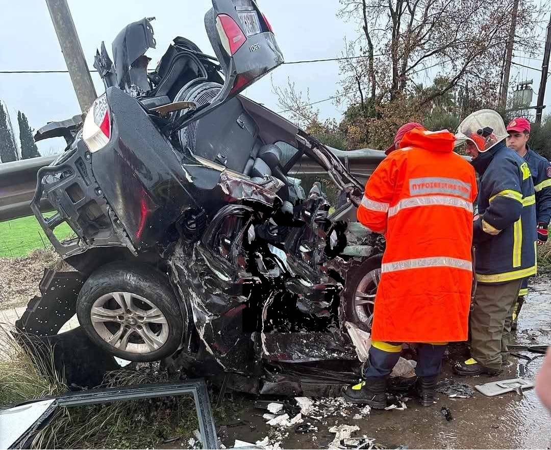 Πατρών Πύργου: Σφοδρή μετωπική σύγκρουση ΙΧ με λεωφορείο στο ύψος του Καπελέτου