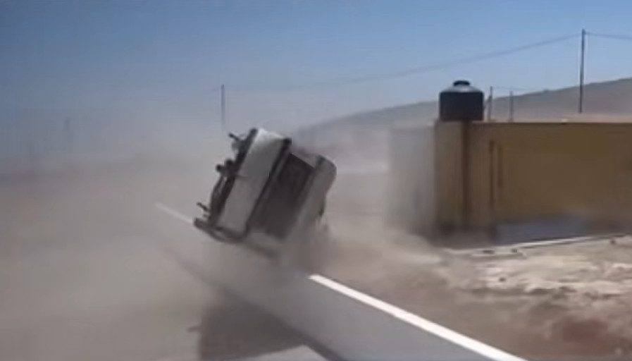 Σαντορίνη: Στον αέρα τροχόσπιτο από θυελλώδεις ανέμους [βίντεο]