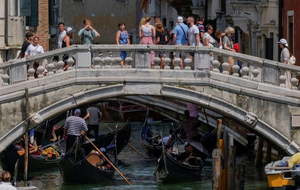 «Φόρος επιβίωσης 100 ευρώ σε κάθε τουρίστα!» 