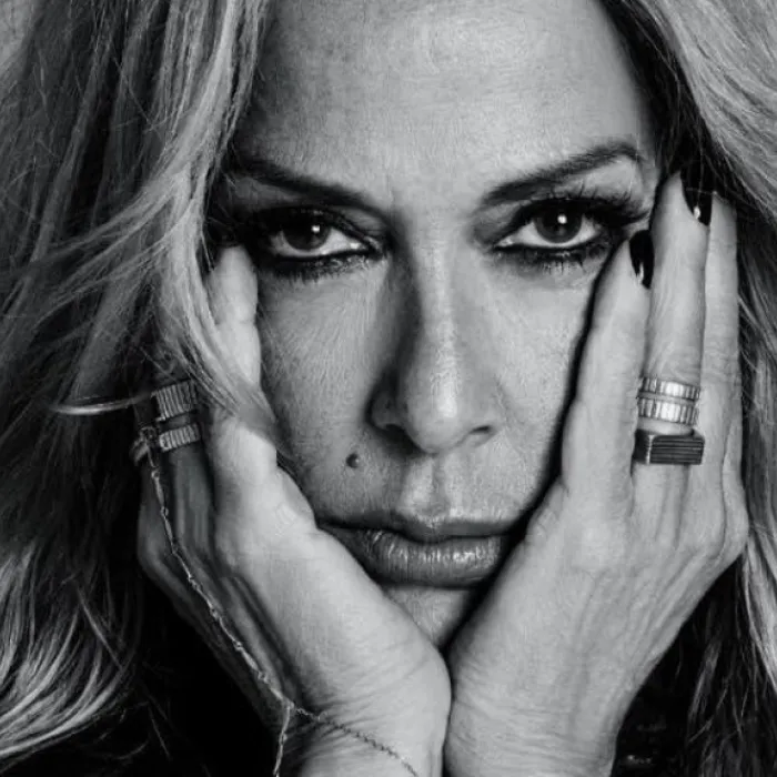 Η Άννα Βίσση κλείνει το μαγαζί της για τα Τέμπη