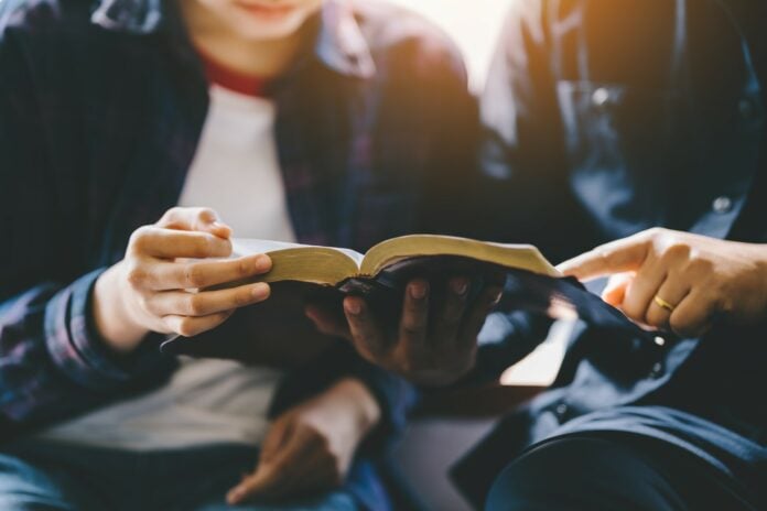 Economist: Μήπως η πολιτική χαζεύει, επειδή διαβάζουμε λιγότερο;