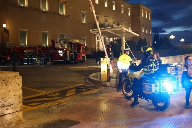 Μήνυμα στο 112 για βόμβα στη Βουλή – Ταυτοποιήθηκε ο αποστολέας