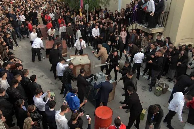 Η πρώτη Ανάσταση στη Ζάκυνθο: Πραγματοποιήθηκε το θεαματικό έθιμο του “σεισμού” που συγκλονίζει κάθε Πάσχα [video]