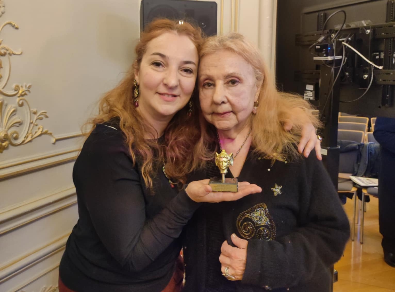 Βραβεύτηκαν από τον Σύνδεσμο Ανταποκριτών Διεθνών Μ.Μ.Ε. Ελλάδας οι δημοσιογράφοι της ΕΡΤ Ν. Βησσαρίωνος και  Ντ. Νικολοπούλου (video)