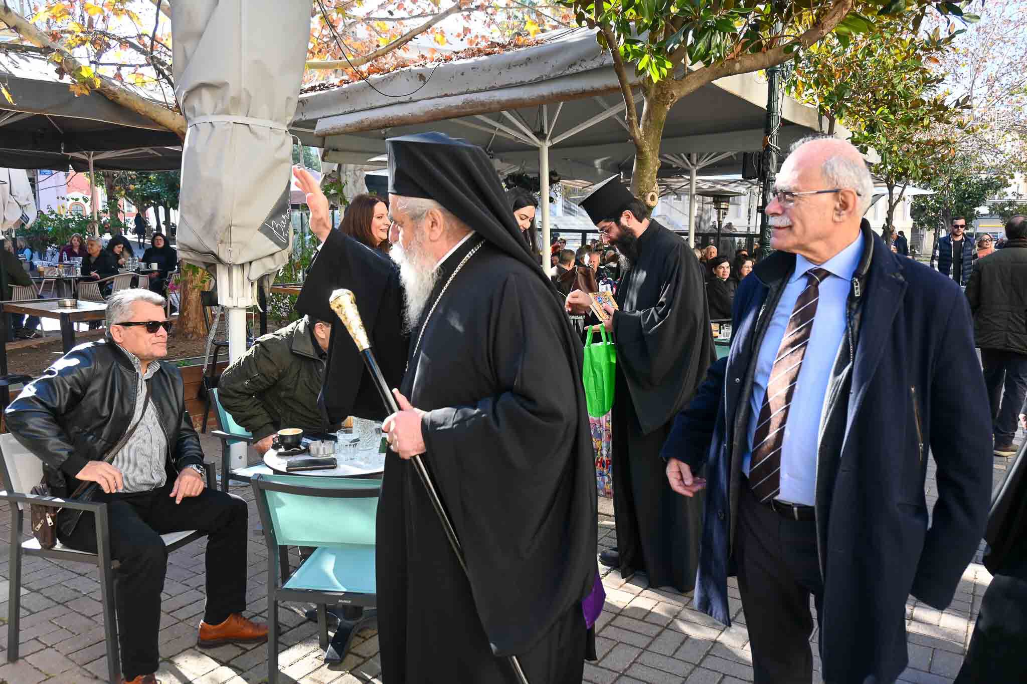 Ευχές στην αγορά του Πύργου από τον Μητροπολίτη Ηλείας και το Δήμαρχο