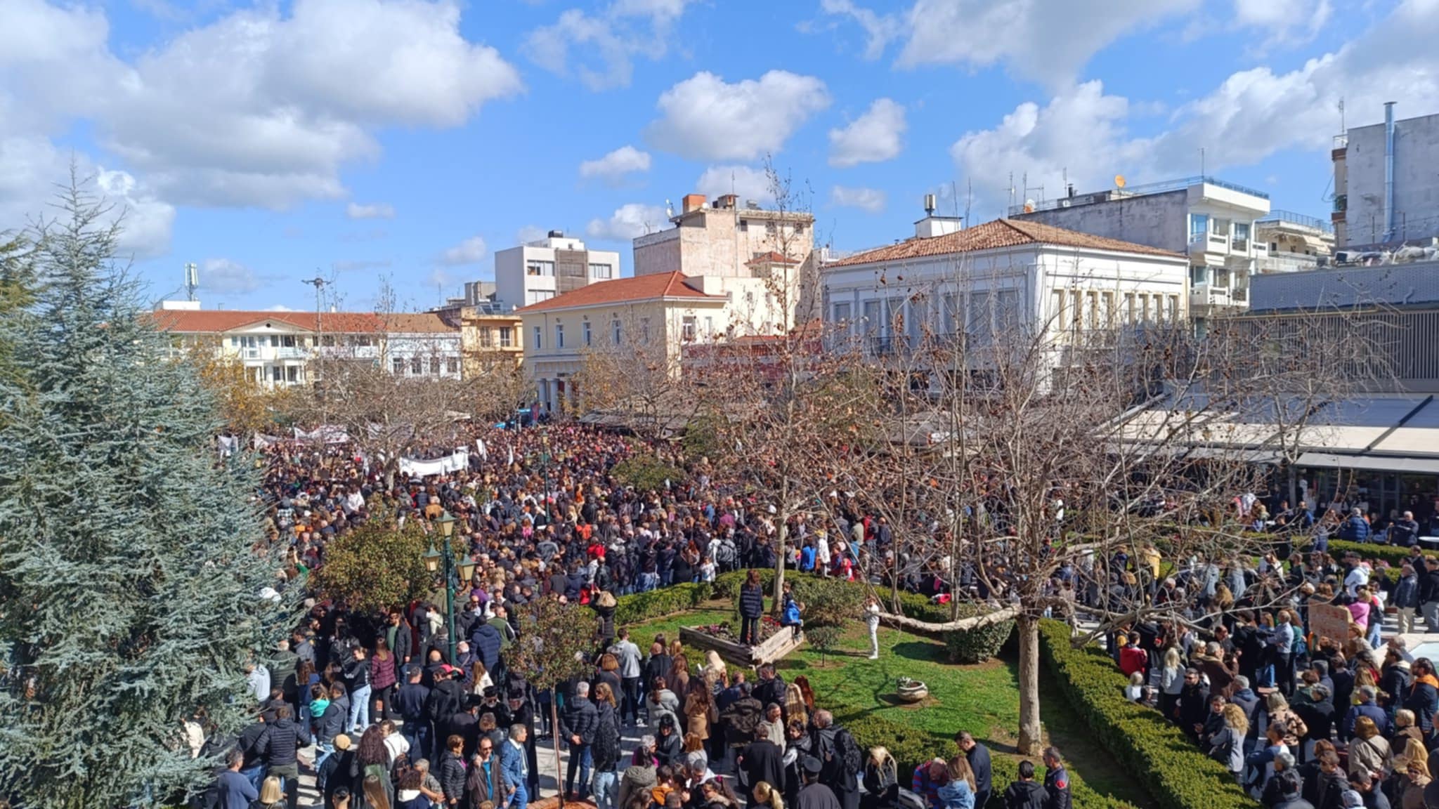 Ασύλληπτο! Χιλιάδες κόσμου στην ΙΣΤΟΡΙΚΗ πορεία στον Πύργο για τα Τέμπη!