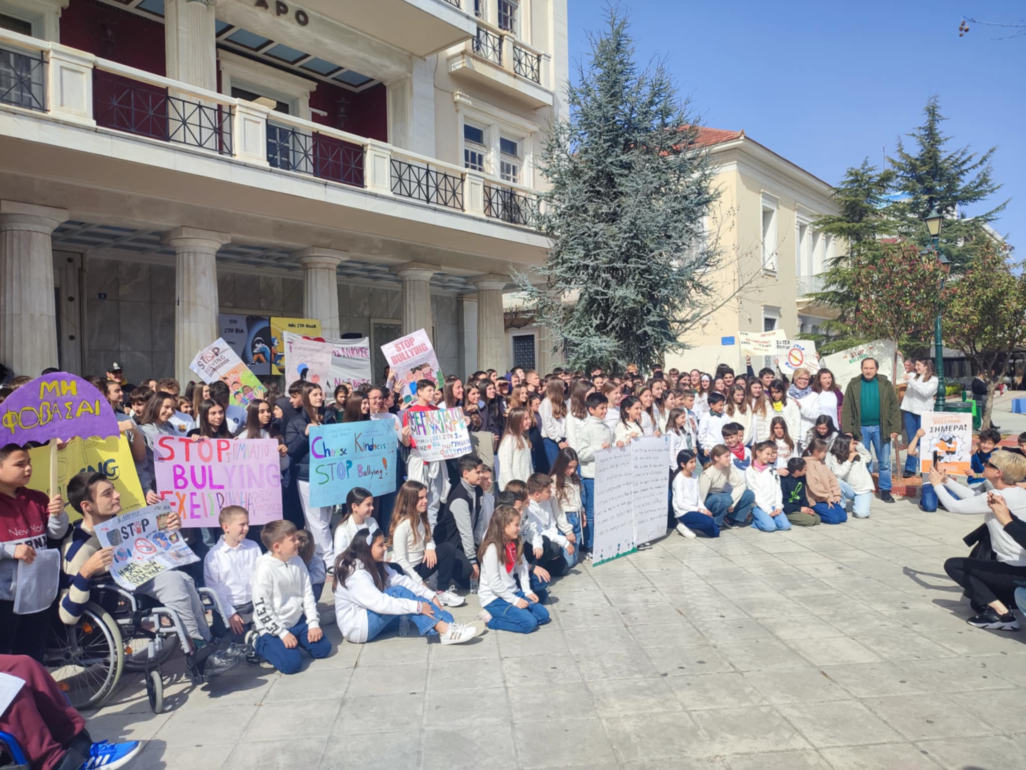 Μαθητές 6 σχολείων της Ηλείας συμμετέχοντας στην Πανελλήνια δράση κατά του σχολικού εκφοβισμού έστειλαν ηχηρά μηνύματα από τον Πύργο για την μη βία