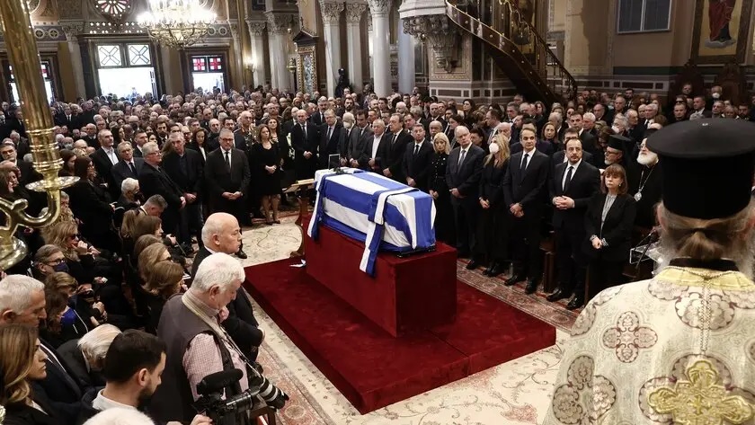 Αποχαιρετισμός στον Κώστα Σημίτη: Τιμές, επικήδειοι και χειροκρότημα