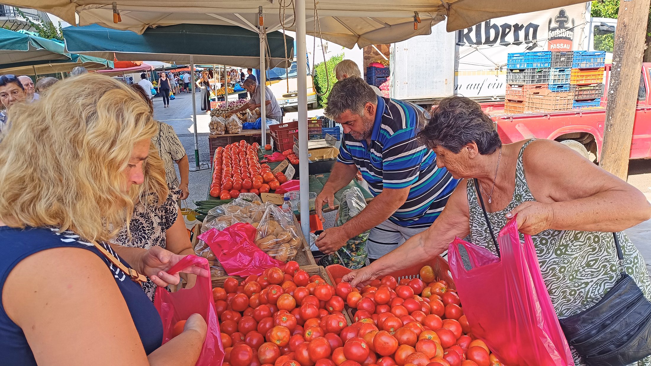 Οι αγρότες αγκομαχούν στις λαϊκές αγορές