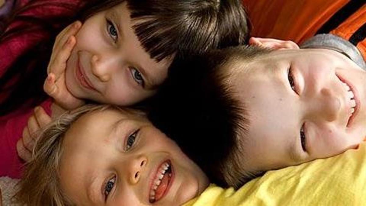 Καθηγητής του Χάρβαρντ αποκαλύπτει τους  κανόνες για ευτυχισμένα παιδιά