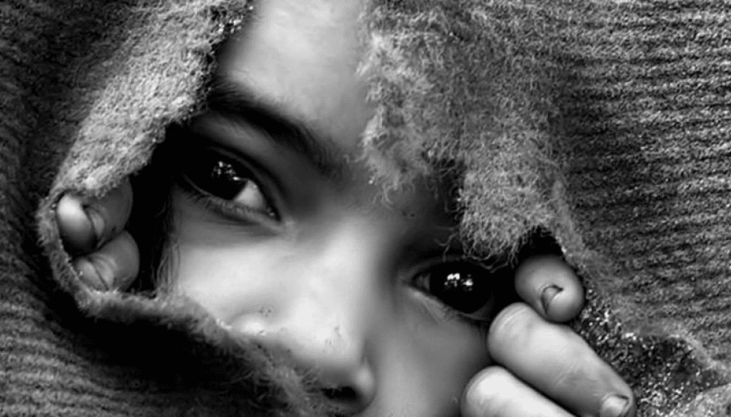 Παιδική φτώχεια: Αγεφύρωτη η απόστασης που χωρίζει την Ελλάδα από τον ευρωπαϊκό στόχο