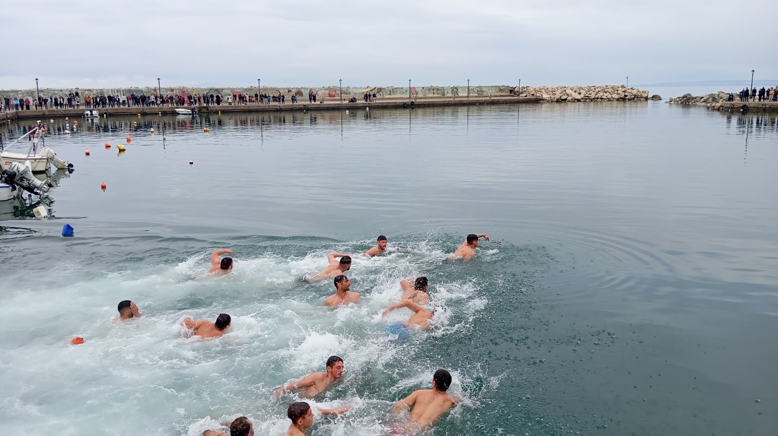 Γιόρτασαν τα Φώτα στο λιμανάκι Παλουκίου