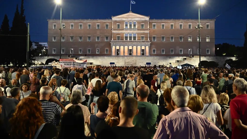 «Βούλιαξε» από αλληλεγγύη το Σύνταγμα