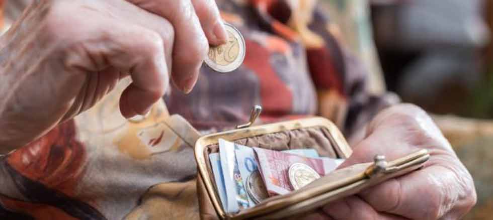 Σύμφωνα με τον νέο κρατικό προϋπολογισμό, το 2025 οι συνταξιούχοι θα χάσουν τουλάχιστον 4 δις. ευρώ