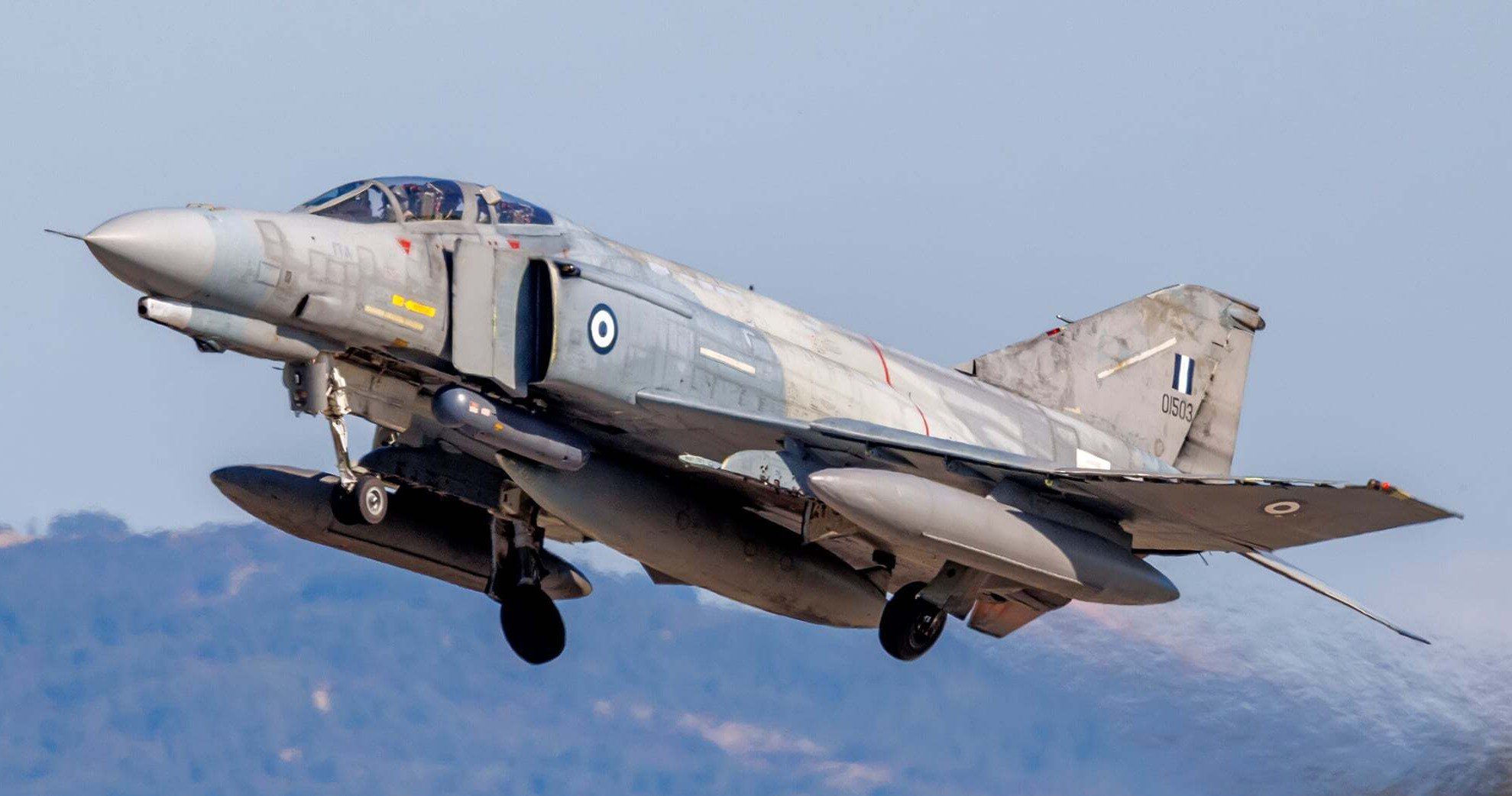 Εντυπωσιακή Διέλευση F-4 (Phantom II) πάνω από την Κεντρική Πλατεία του Πύργου