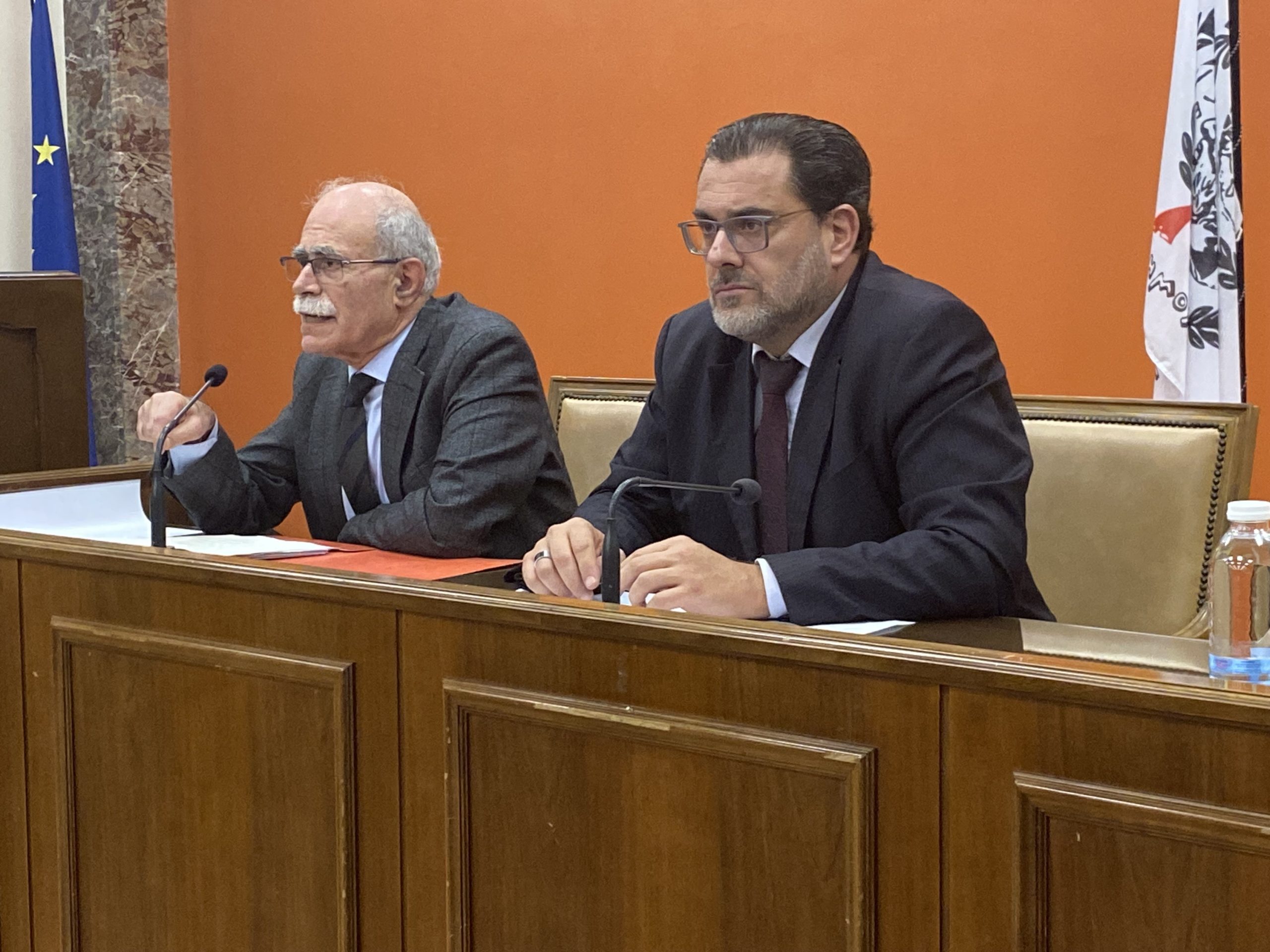 Στη χθεσινή συνεδρίαση του Δ.Σ. Πύργου το πρωτοσέλιδο της “Πρωινής” για τα σχολικά κτίρια