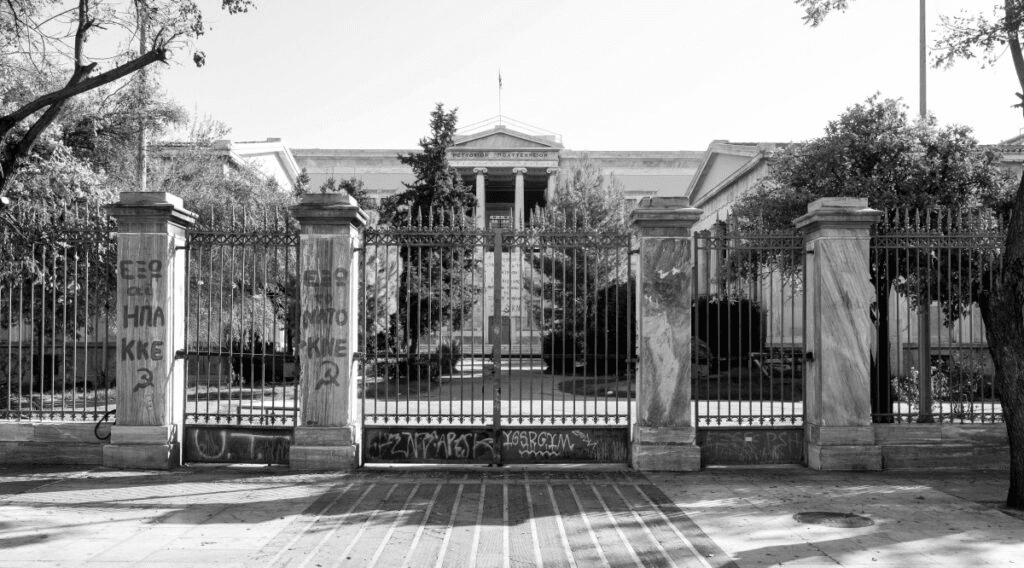 «Μετά τον “εχθρό φοιτητή”, ο εχθρός λαός;» / Απόφοιτοι και καθηγητές ζητούν την παραίτηση του πρύτανη του ΕΜΠ