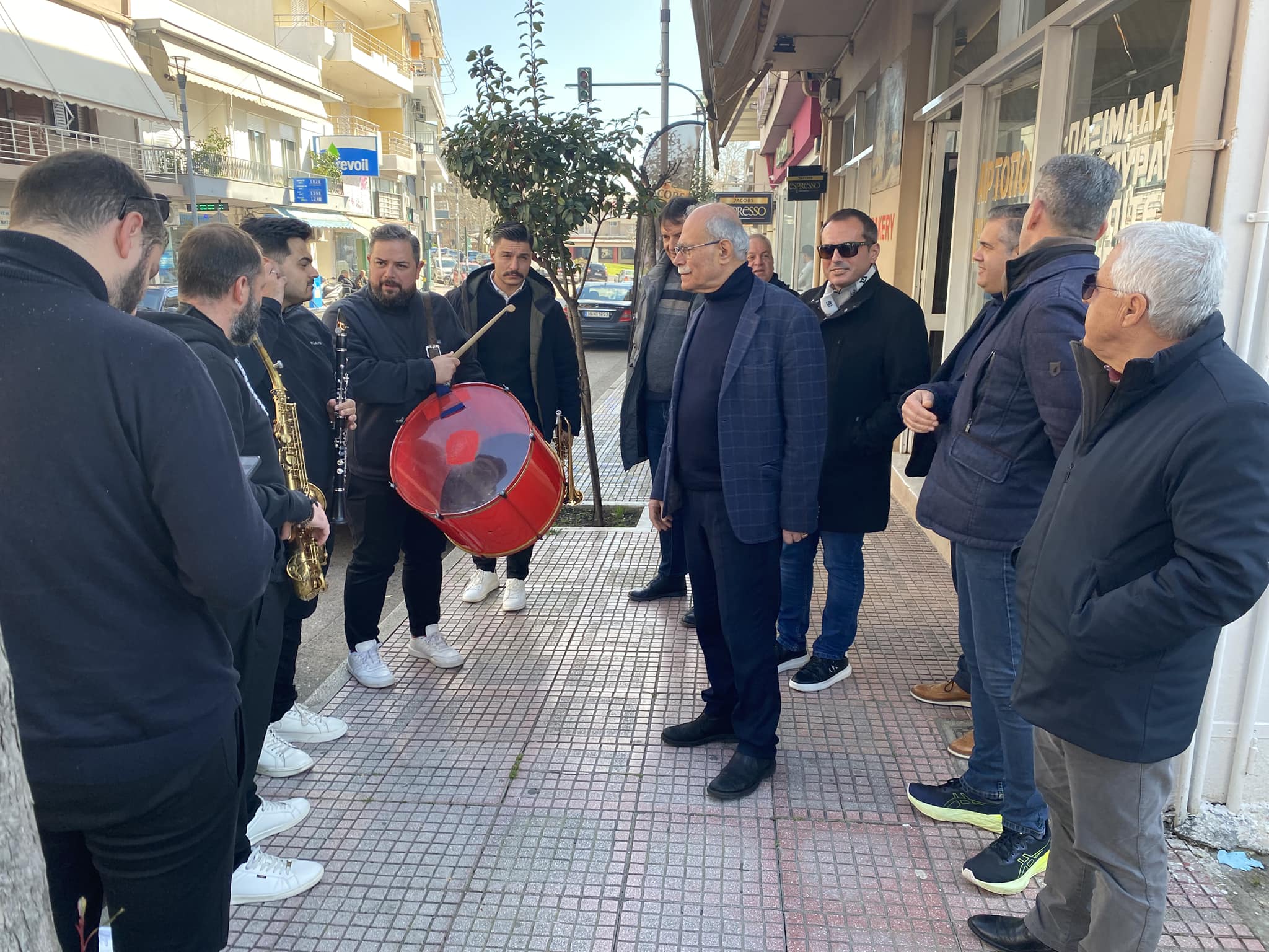 Συνεχίστηκαν χθες από τον δήμο Πύργου οι αποκριάτικες εκδηλώσεις δίνοντας ξεχωριστό χρώμα στην Τσικνοπέμπτη