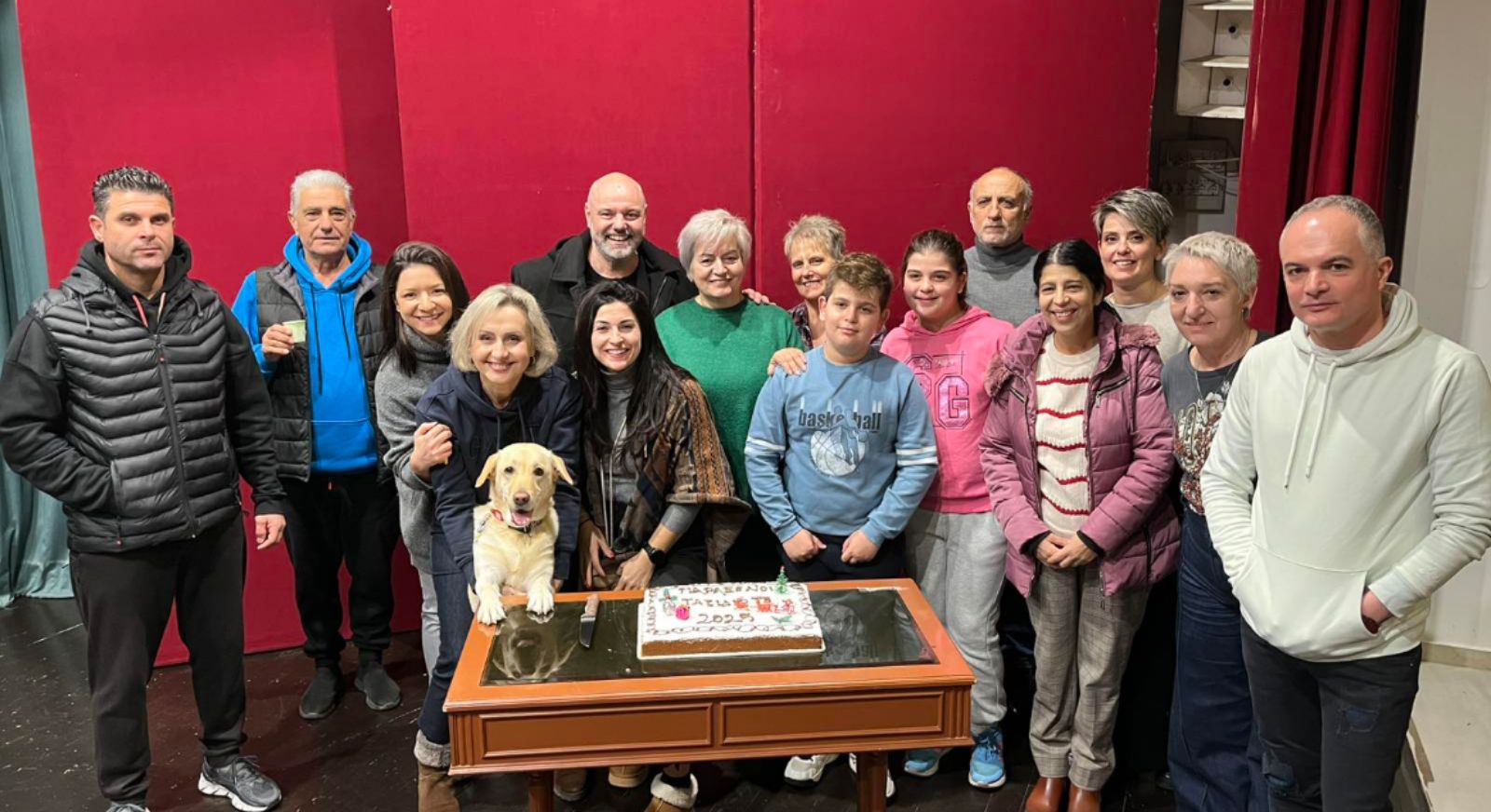 Οι ΠΑΡΑΞΕΝΟΙ ΤΑΞΙΔΙΩΤΕΣ έκοψαν την πίτα τους και ετοιμάζονται για το νέο τους έργο