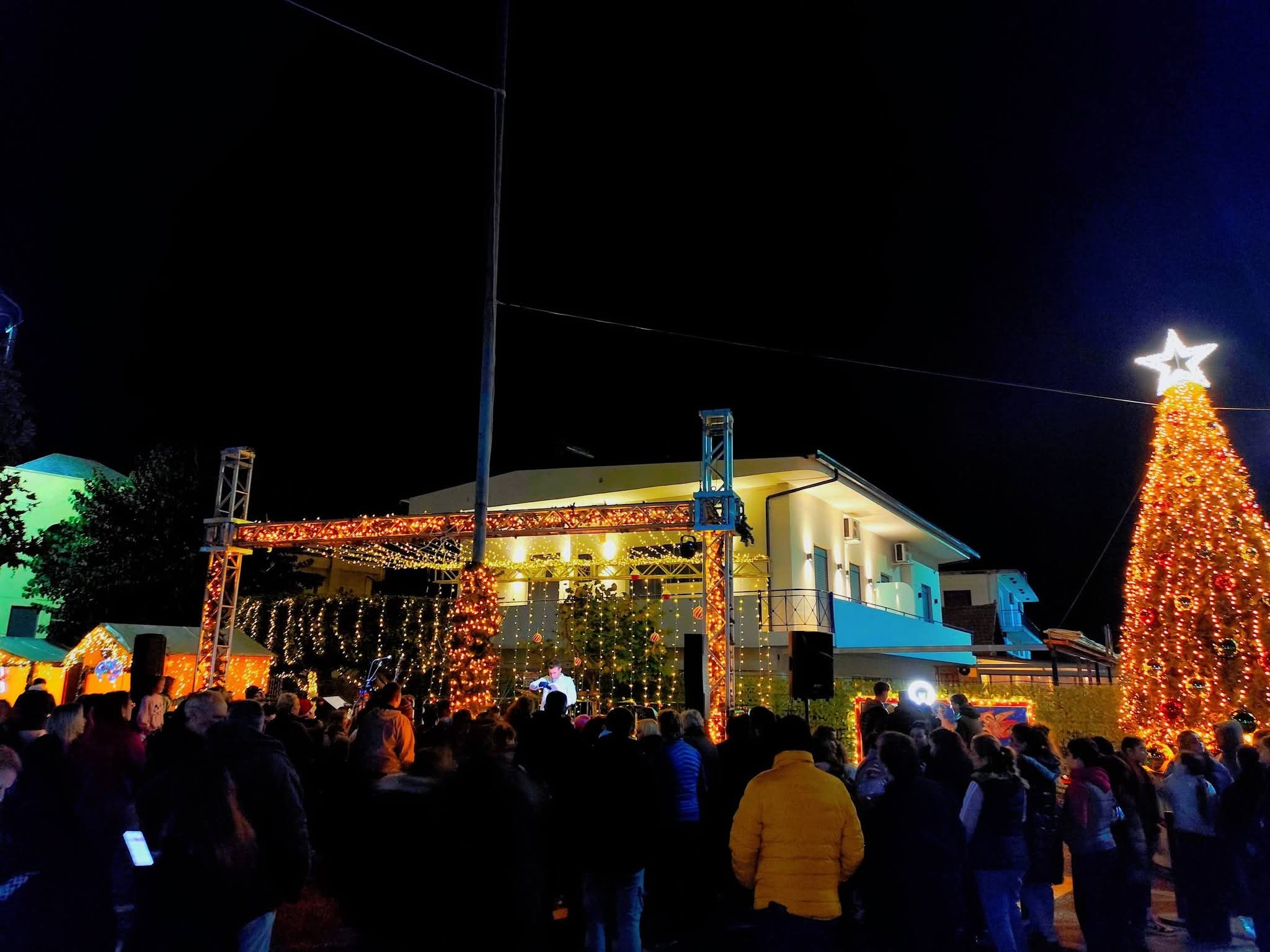 Άνοιξε τις πύλες του το Χριστουγεννιάτικο Χωριό στη Ζαχάρω – Η πόλη φόρεσε τα γιορτινά της!