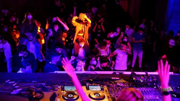 Επιχείρηση «Νυχτερινός Ποιμήν» για προστασία ανηλίκων – Συλλήψεις για είσοδο σε μπαρ