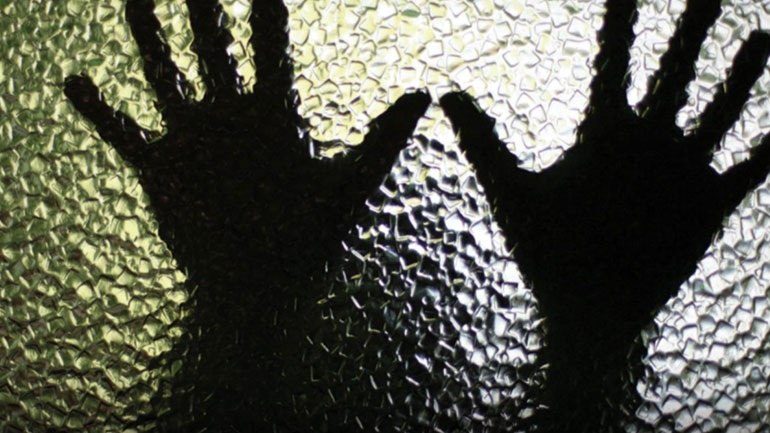 Σοκ στη Θεσσαλονίκη: 55χρονη κατηγορείται ότι κακοποιούσε σεξουαλικά τον ανήλικο γιο της οικιακής της βοηθού