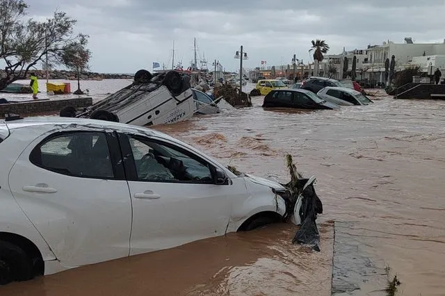 Στο έλεος της κακοκαιρίας οι Κυκλάδες – Εικόνες καταστροφής σε Πάρο και Μύκονο