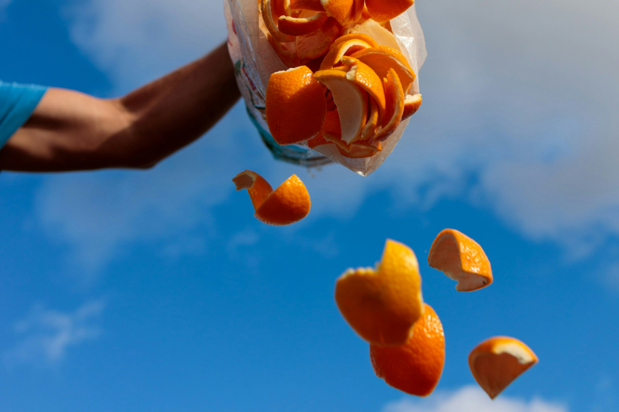 Γιατί δεν πρέπει ποτέ να πετάτε φλούδα από πορτοκάλι έξω στο δρόμο