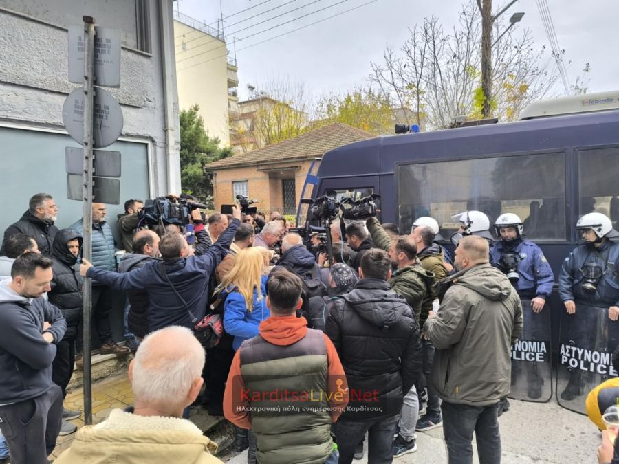 Αγρότες «πολιορκούν» το γραφείο του Τσιάρα στην Καρδίτσα – Εκρηκτικό κλίμα με κλούβες να κλείνουν τον δρόμο