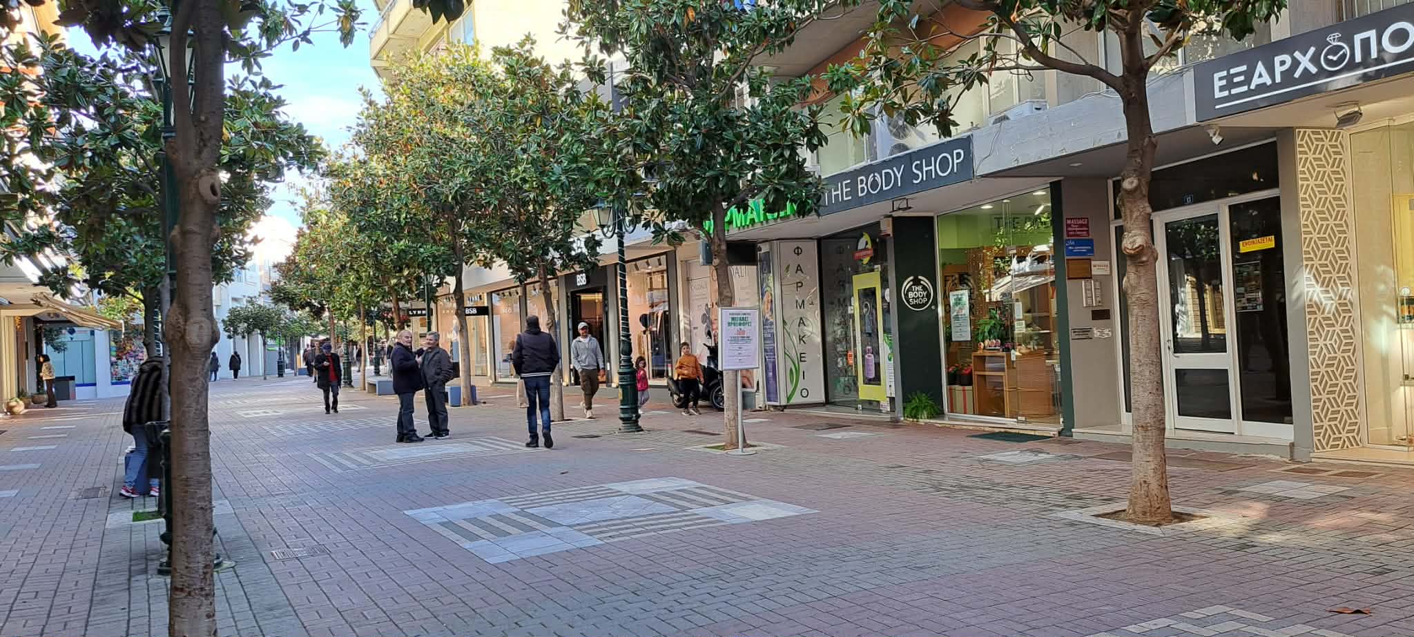 Η γιορτινή αγορά ελπίζει να «ισοφαρίσει» το χαμηλό τζίρο