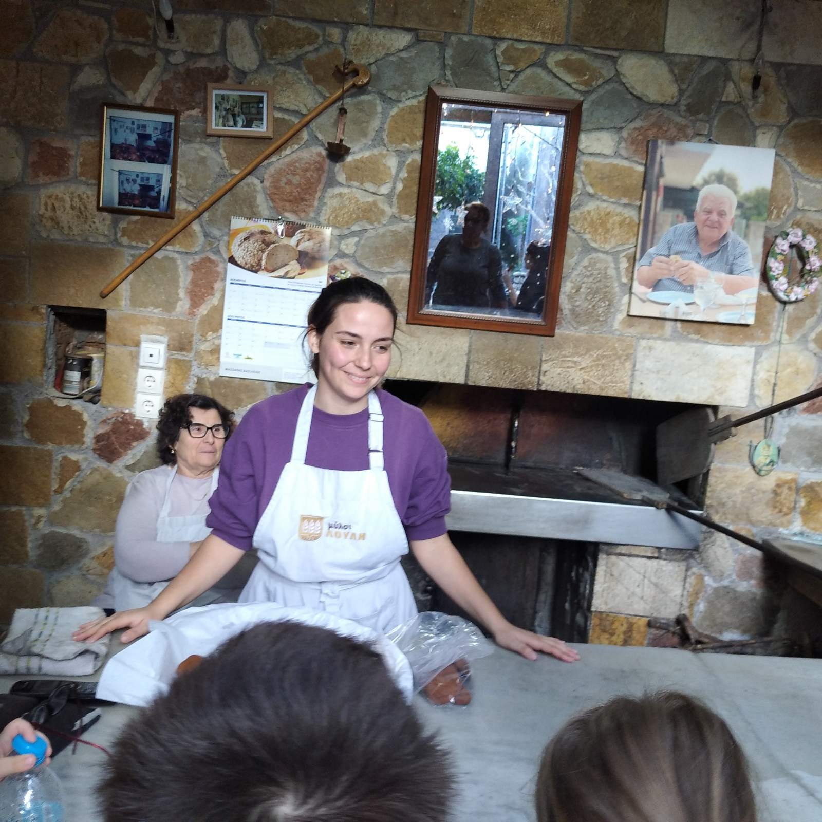 Μαθητές, γονείς και εκπαιδευτικπί του Παιδικού Σταθμού Μακρισίων επισκέφτηκαν τον φούρνο της γειτονιάς