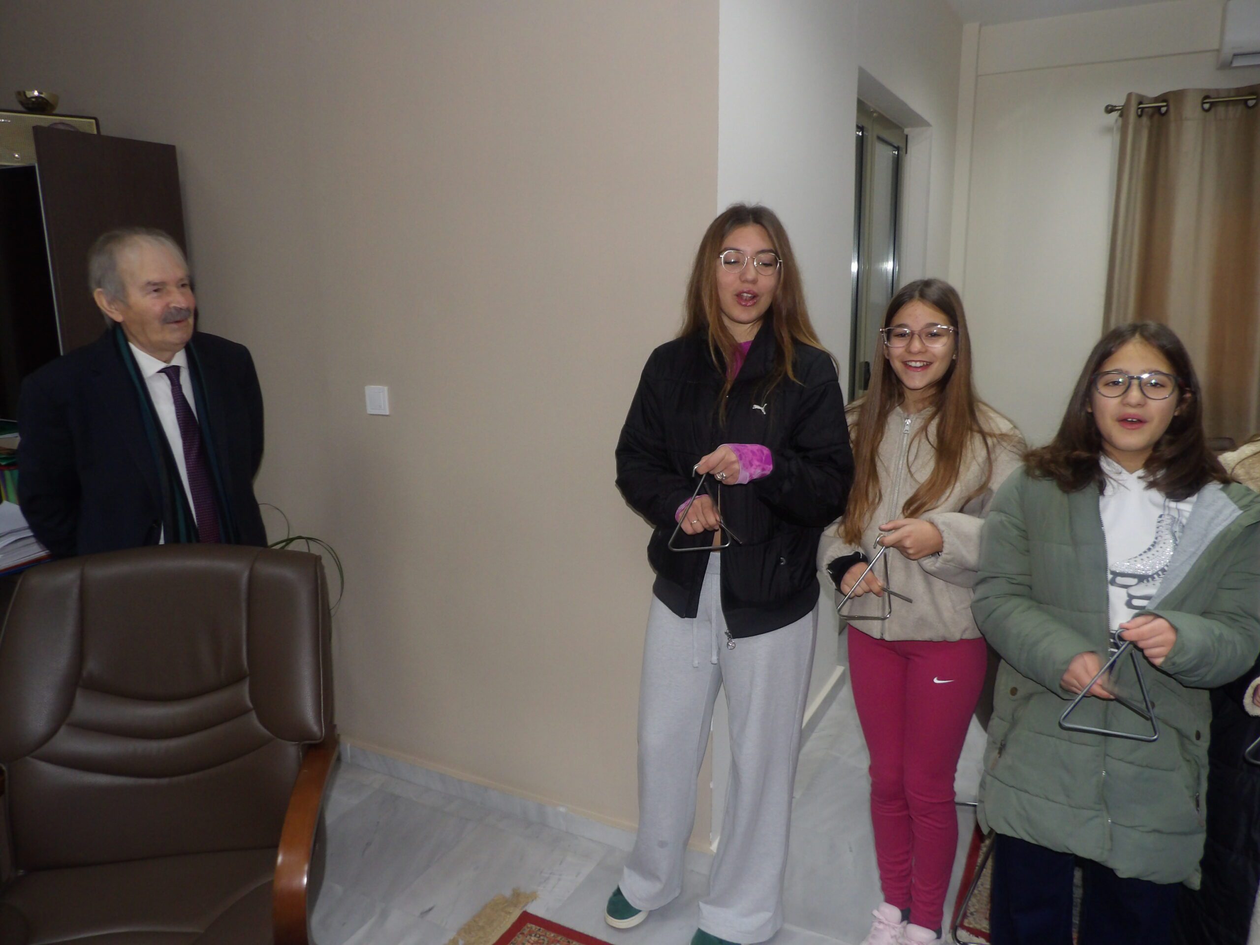 Δεκάδες παιδιά  έψαλλαν τα κάλαντα στο Δήμαρχο Ανδρίτσαινας-Κρεστένων Σάκη Μπαλιούκο