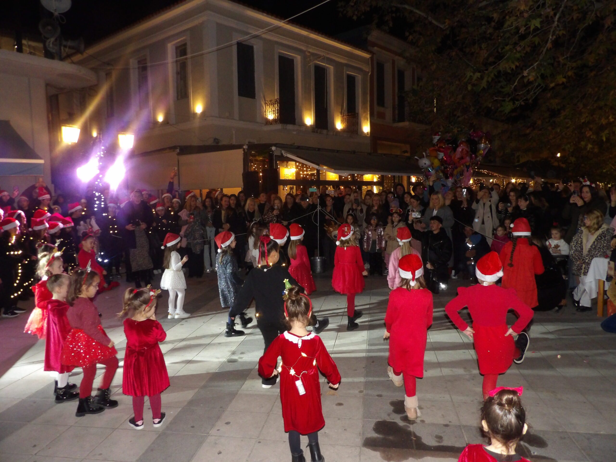 Φωταγωγήθηκε το Χριστουγεννιάτικο δέντρο στην πλατεία Κρεστένων