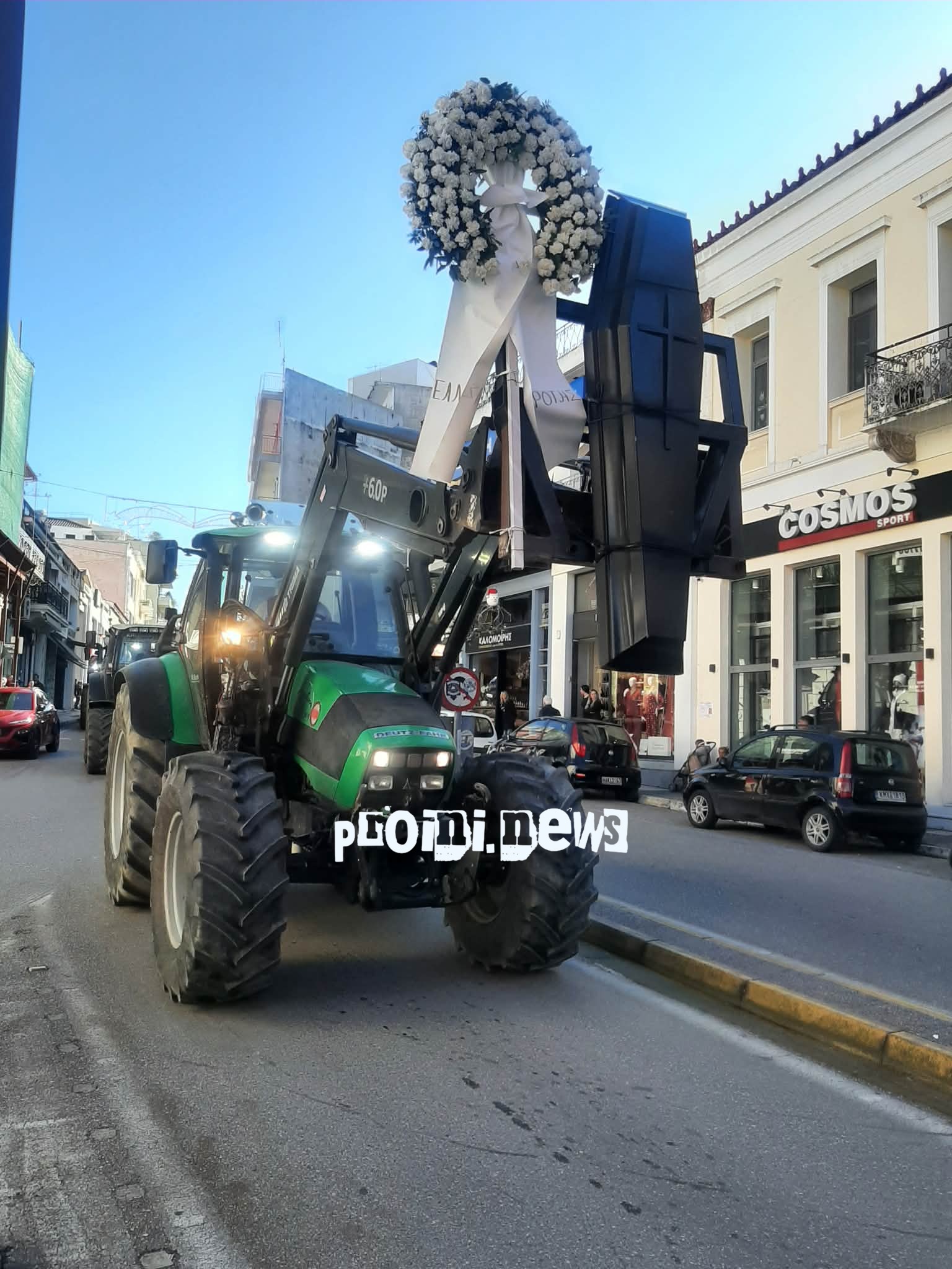 Κομβόι από τρακτέρ στον Πύργο με προπομπό ένα… φέρετρο!