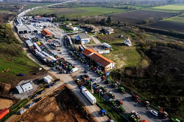 Παραμερίζουν τα τρακτέρ οι αγρότες – Γιορτές με ανοιχτά μπλόκα