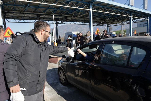 Επιμένουν οι αγρότες – Πόλεμος “δολιοφθοράς” από τη κυβέρνηση