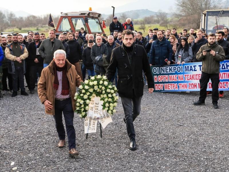 Άνοιξαν τις σήραγγες των Τεμπών οι αγρότες – Απέτισαν φόρο τιμής στο σημείο του δυστυχήματος