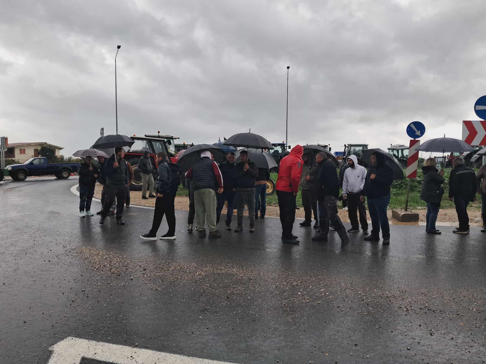 Συνεχίζονται οι συμβολικοί αποκλεισμοί της Πατρών-Πύργου στα Χανάκια