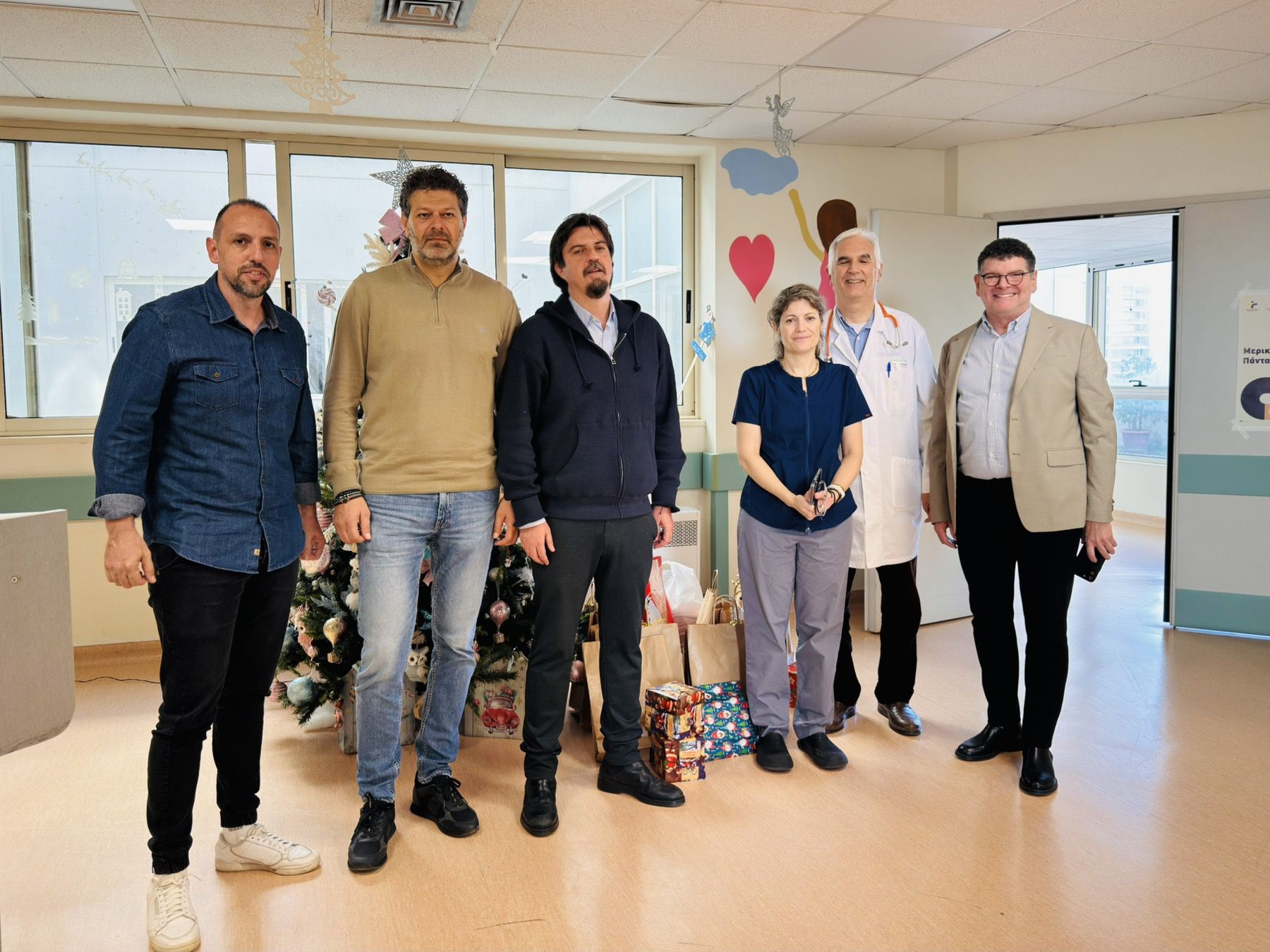 Προσέφεραν δώρα στα παιδιά που νοσηλεύονται στην Παιδιατρική