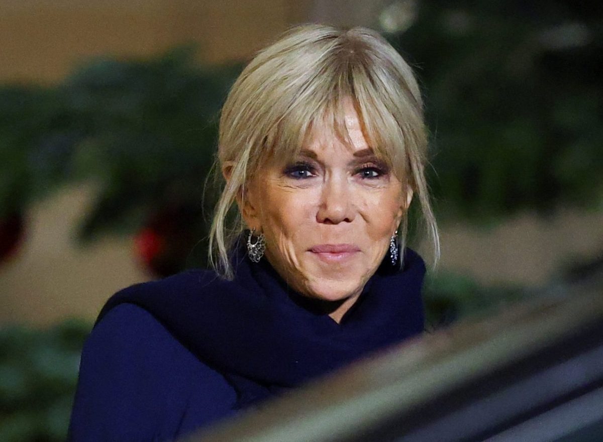 Μπριζίτ Μακρόν: Σάλος μετά το «βρωμιάρες σκύλες» σε συνομιλία πριν από παράσταση του Αρί Αμπιτάν