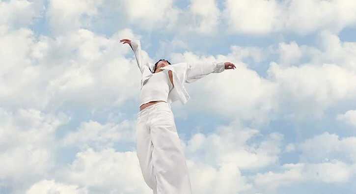 Cloud Dancer: Αυτό είναι το «χρώμα της χρονιάς» σύμφωνα με την Pantone