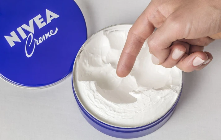 Το διάσημο μπλε κουτάκι της Nivea: Τι πραγματικά κάνει η κρέμα που θυμόμαστε από πάντα και σε ποιο δέρμα ταιριάζει καλύτερα