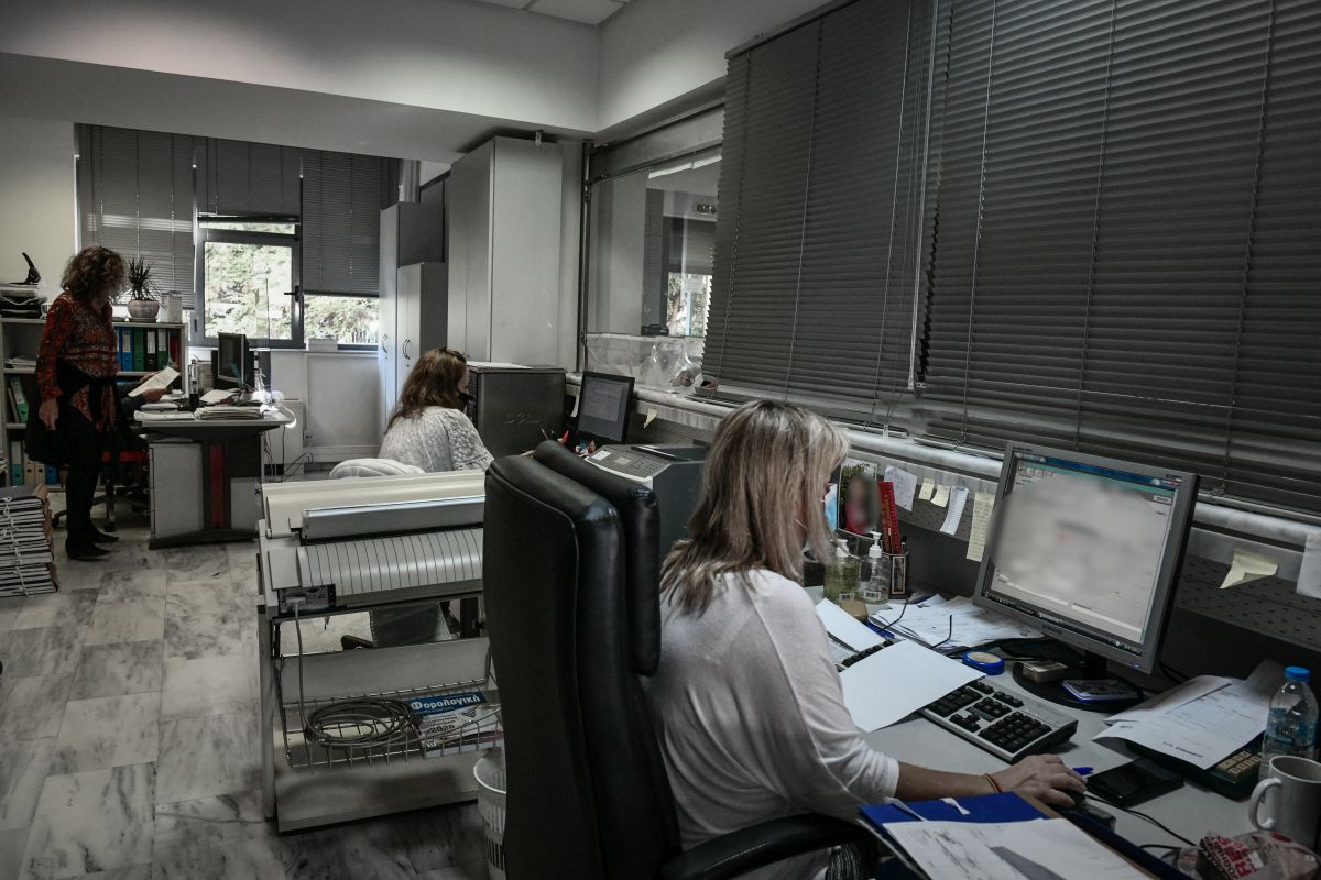 Συντάξεις: «Ρεκόρ» αιτήσεων «απογυμνώνει» το Δημόσιο – Πόσοι και από πού αποχωρούν