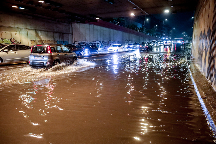 Χάος στην Αττική λόγω κακοκαιρίας: Στη λάσπη Νέα Πέραμος και Μάνδρα, εγκλωβισμένοι στην Εθνική Οδό [video]